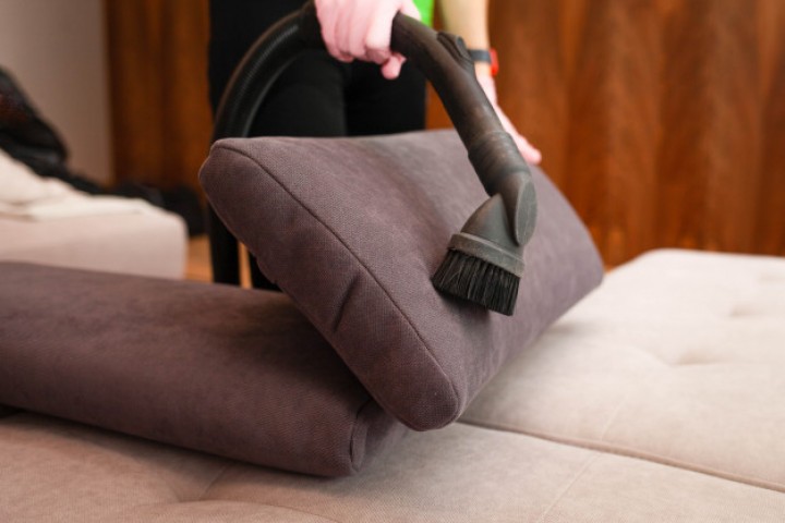 CÁCH LÀM SẠCH SOFA ĐƠN GIẢN TẠI NHÀ – BÍ QUYẾT GIỮ NỘI THẤT LUÔN  NHƯ MỚI